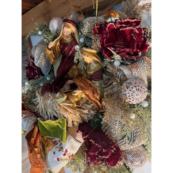 Lighted Nativity Christmas Wreath Velvet Accents Storage Bag Hammacher Schlemmer - Picture 8 of 13